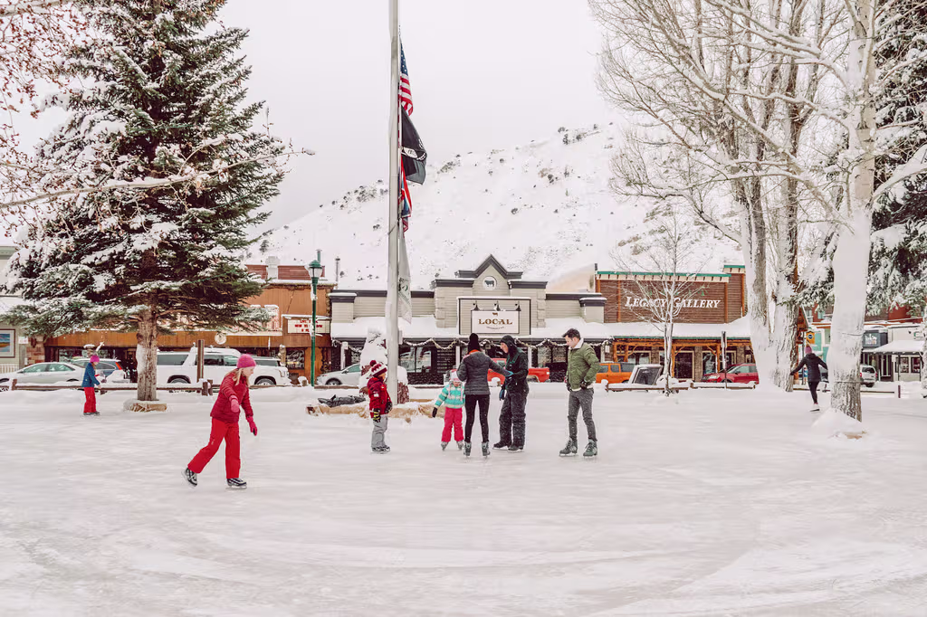 Ski slopes in Jackson Hole, Wyoming, USA. Enjoy winter skiing with Membru and find local promotions.